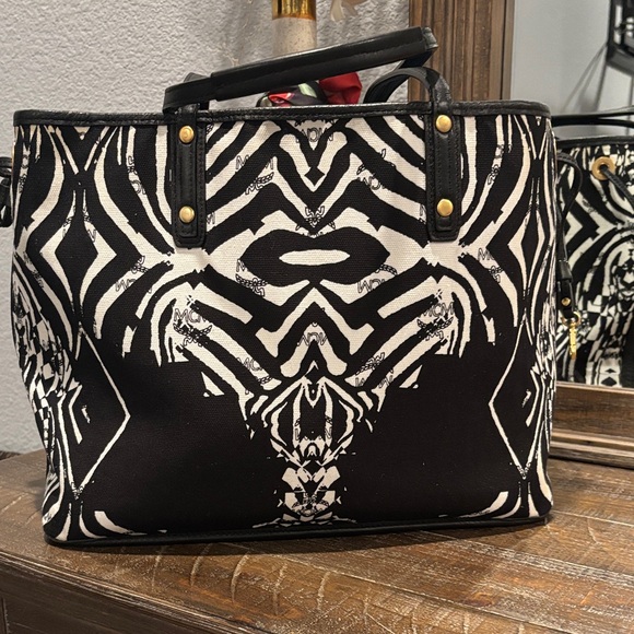 MCM Black and White Reversible Leather/canvas Tote - Picture 3 of 13